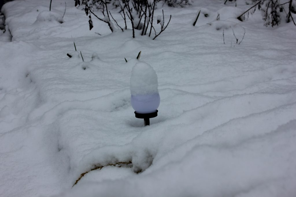 Садовый фонарик под снегом