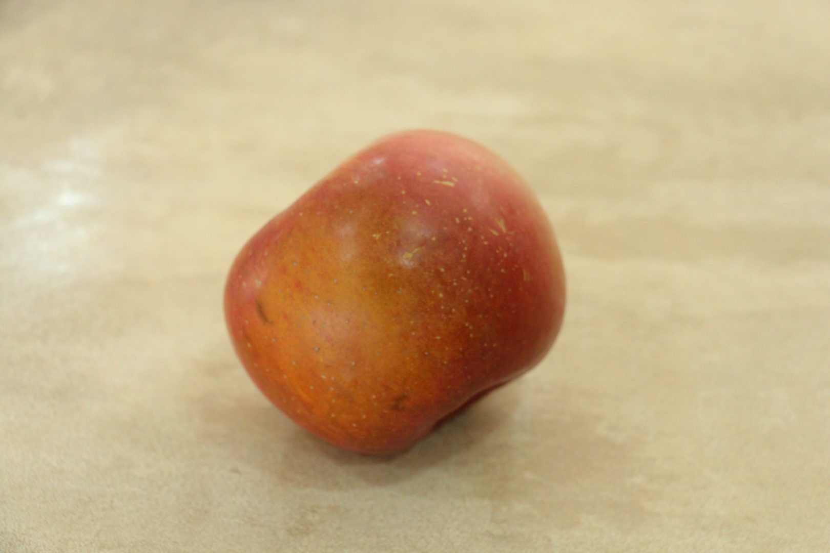 Темное пятно на поверхности яблока - загар, или поверхностный ожог 