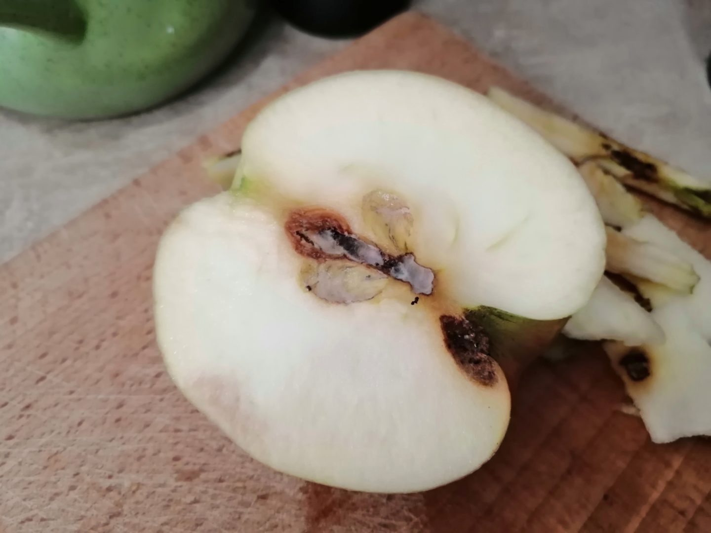 Серый налет в сердцевине яблока - альтернариоз